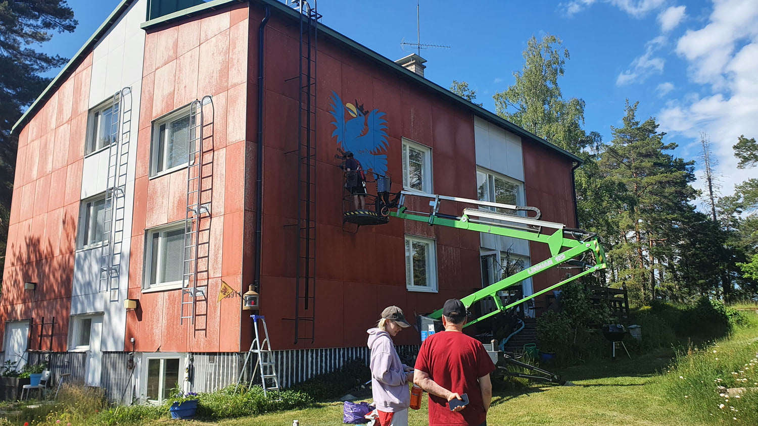Jukka Hakanen painting Korpo bird mural in AARK residency