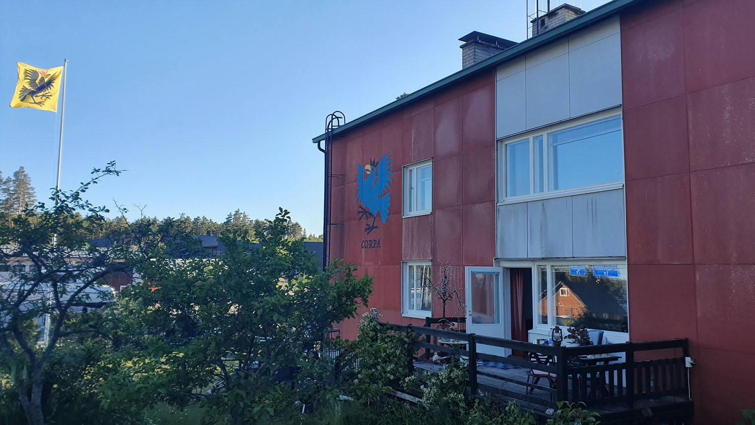 Jukka Hakanen painting Korpo bird mural in AARK residency