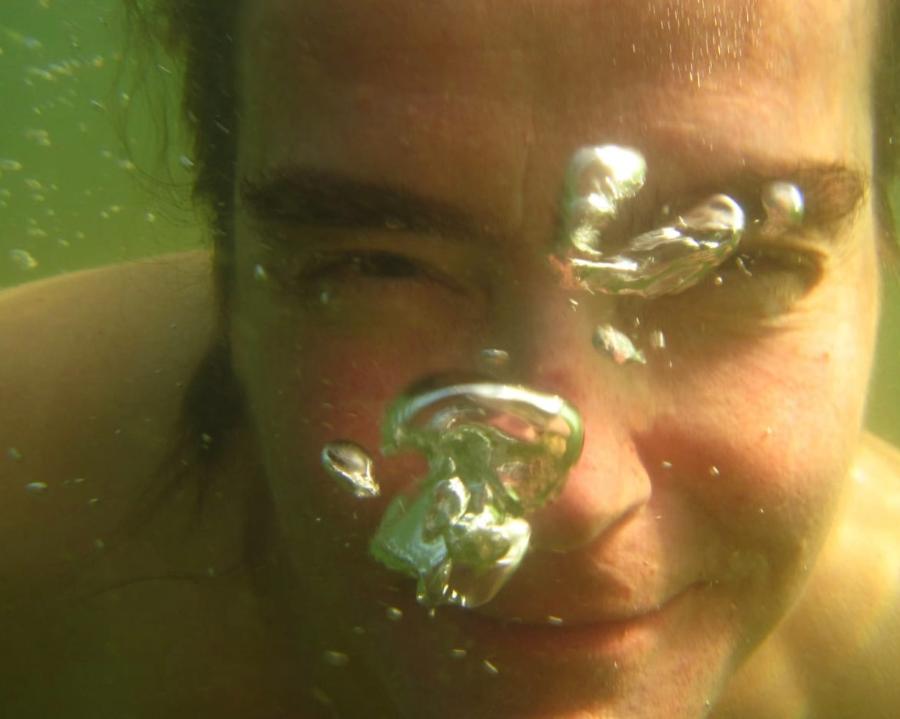 Susann Rittermann under the watter with bubbles on her face