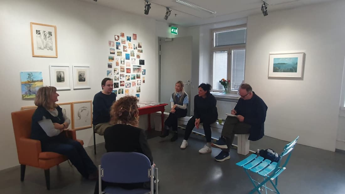 Discussion: multiple time residents. Participating Artists in the pic Gill Akasaka, Ville Lait, Codie Yan, Maria Ahmed, Brian Cody, also
Anneli Holmström making intervju